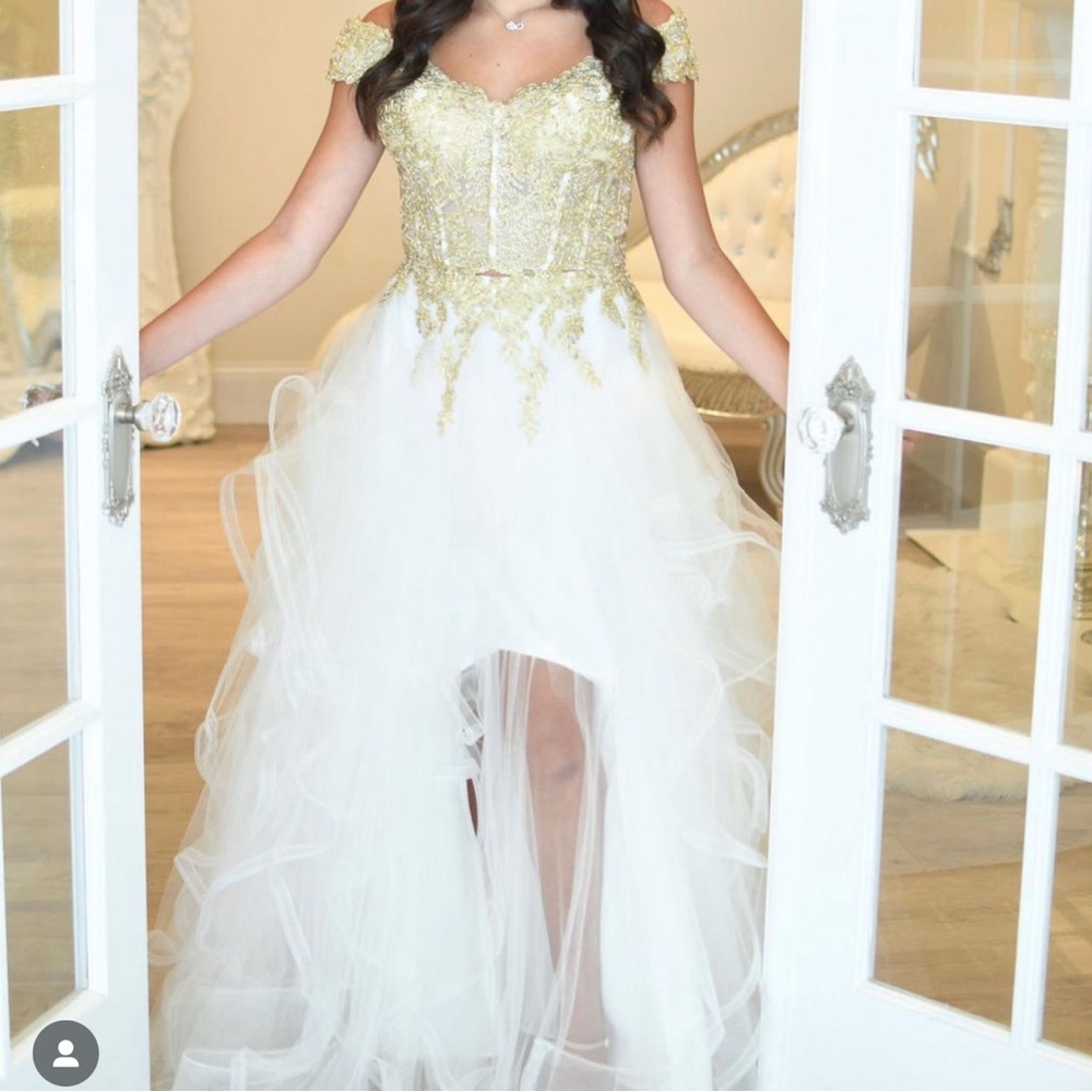 Beautiful prom dress size 4 paid 1500 asking 502 pieces it is stunning